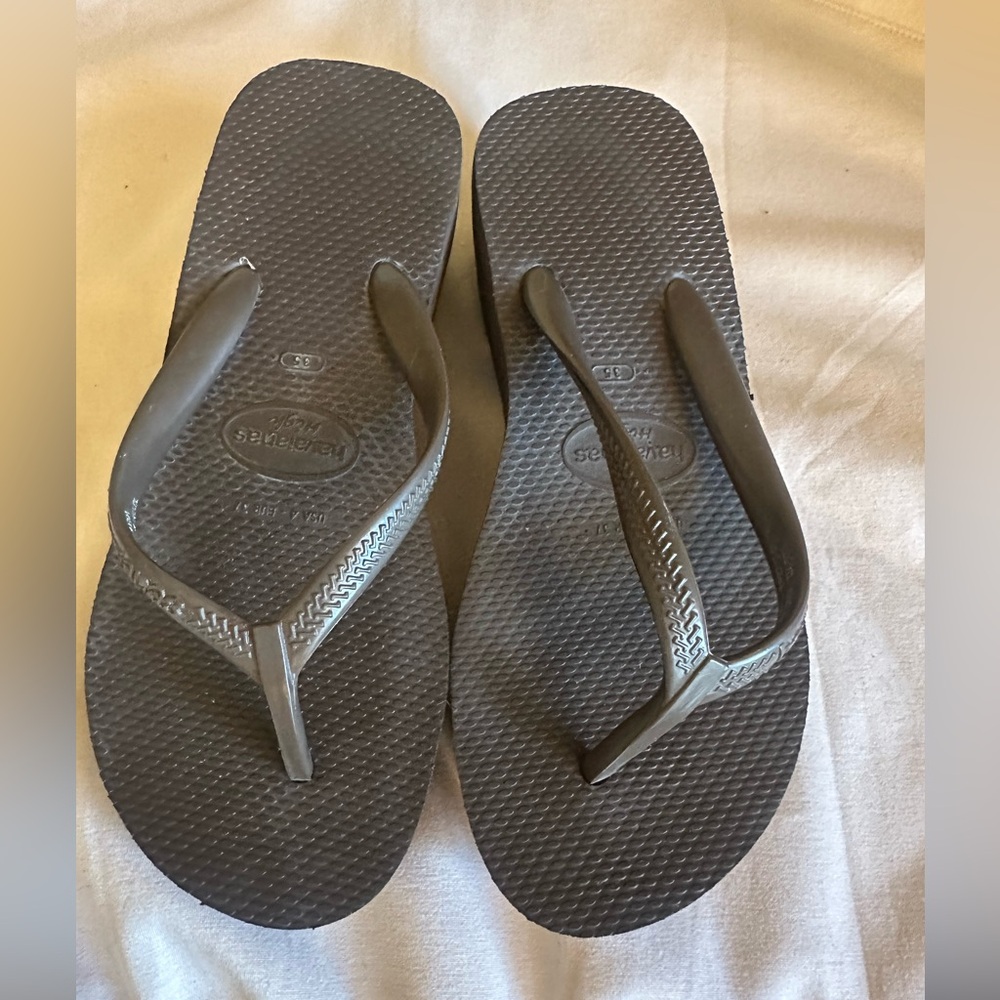 Brown Havaianas wedge flip flops. Great condition. Used a couple of times.